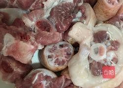 黄豆焖猪尾巴排骨的做法图解1