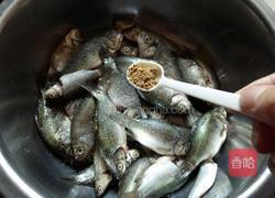 酥小鲫鱼的做法图解2