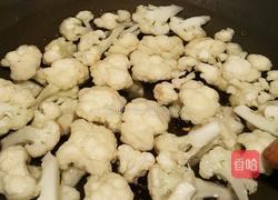 三椒菜花芹菜炒牛肉的做法图解1