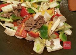 三椒菜花芹菜炒牛肉的做法图解4