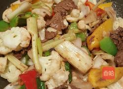 三椒菜花芹菜炒牛肉的做法图解5