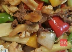 三椒菜花芹菜炒牛肉的做法图解6