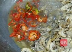 辣椒炒巴西菇的做法图解6