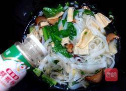 腐竹香菇汤河粉的做法图解8