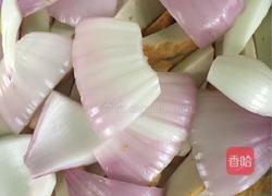 洋葱炒鱼豆腐的做法图解3
