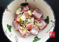 土豆炒排骨的做法图解2