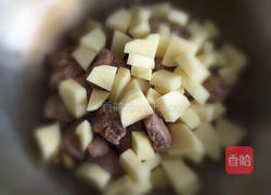 土豆炒排骨的做法图解5