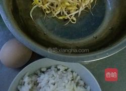 绿豆芽蛋炒饭的做法图解1