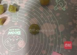 蛋黄莲蓉月饼的做法图解3