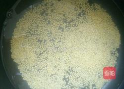 小米粥的做法图解1