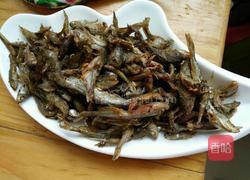 糖醋小鱼干的做法图解1
