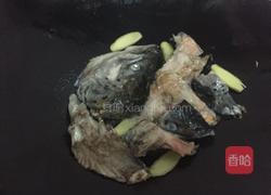 番茄三文鱼头汤的做法图解3