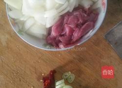 洋葱炒肉的做法图解1