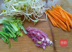 黄豆芽炒粉条的做法图解2