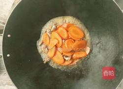 排骨炒胡萝卜片的做法图解1