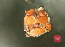 排骨炒胡萝卜片的做法图解2