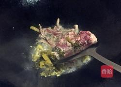 酸菜肉丝米粉汤的做法图解2