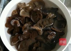 胡萝卜木耳炒鸡蛋的做法图解1