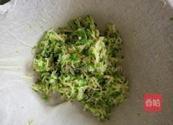 猪肉西葫芦包子的做法图解8