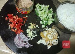 金枪鱼炒饭的做法图解3