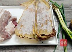 鱿鱼干烧五花肉的做法图解1
