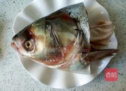 胖头鱼头炖豆腐的做法图解1