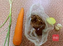 胡萝卜炒鸡肝的做法图解1