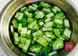 苦瓜炒西红柿的做法图解6