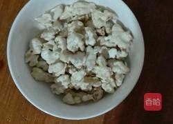 韭菜炒核桃仁的做法图解1