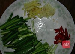 韭菜炒核桃仁的做法图解2