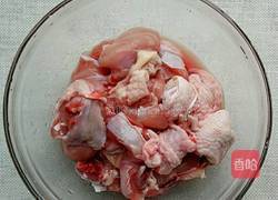 香菇炒鸡腿的做法图解1