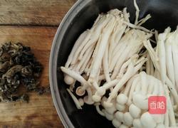 蟹味菇炒黑木耳的做法图解1
