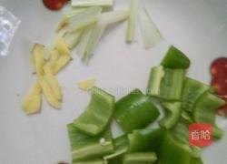 青椒炒红肠的做法图解2