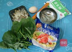 牛奶煮鲜虾鱼板面的做法图解1