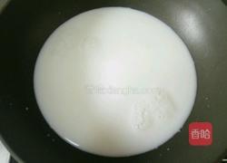 牛奶煮鲜虾鱼板面的做法图解4