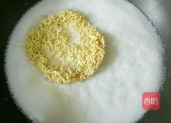 牛奶煮鲜虾鱼板面的做法图解5