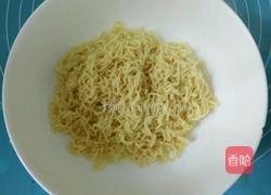 牛奶煮鲜虾鱼板面的做法图解6