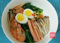 牛奶煮鲜虾鱼板面的做法图解7