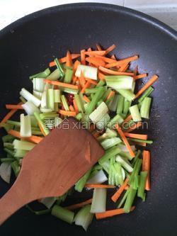 木耳炒芹菜的饭店做法 MjUwX2MxXzA