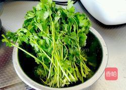 香菜炒鸡蛋的做法图解1