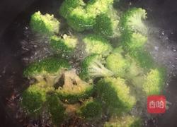 凉拌西兰花的做法图解1