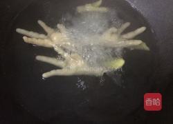 红枣花生鸡脚汤的做法图解2