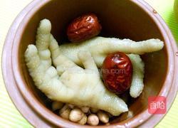 红枣花生鸡脚汤的做法图解3
