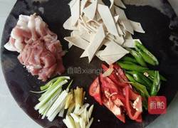 豆干小炒肉的做法图解1