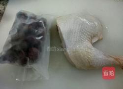 红枣炖鸡汤的做法图解1