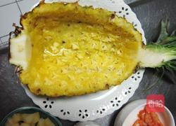 菠萝海鲜炒饭的做法图解1