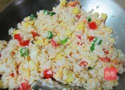 菠萝海鲜炒饭的做法图解6