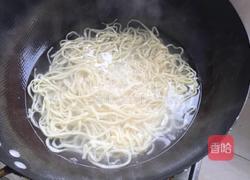 拉面炒年糕的做法图解1