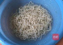 拉面炒年糕的做法图解2