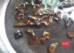 黑木耳火腿黄秋葵的做法图解2